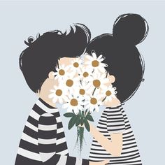 Paar kuesst sich hinter Blumenstrauß