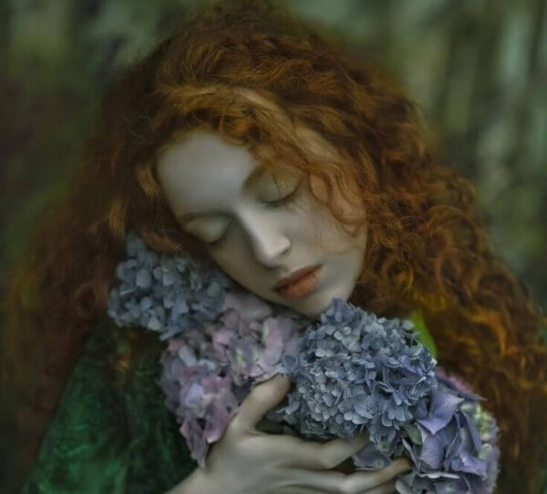 Rothaariges-Maedchen-umarmt-Blumen