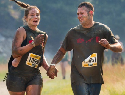 Schlammiges-Paar-laeuft-Marathon