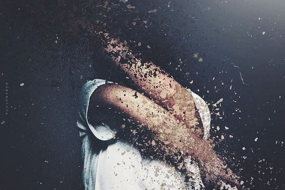 Sich aufloesender Koerper einer Frau