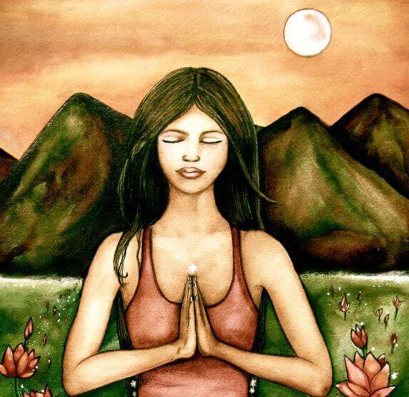 Frau meditiert in der Natur