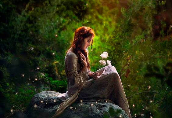 Frau mit Blume in der Hand