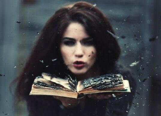 Frau mit Buch in der Hand