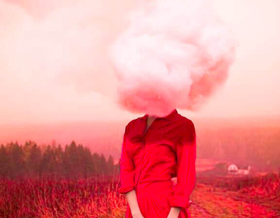 Frau mit Kopf in den Wolken