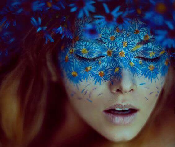 Frau mit Maske aus Blumen