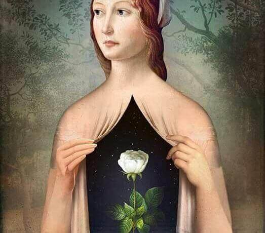 Frau-mit-Rose-auf-der-Brust