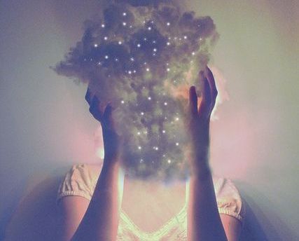 Frau mit Wolke vor dem Gesicht