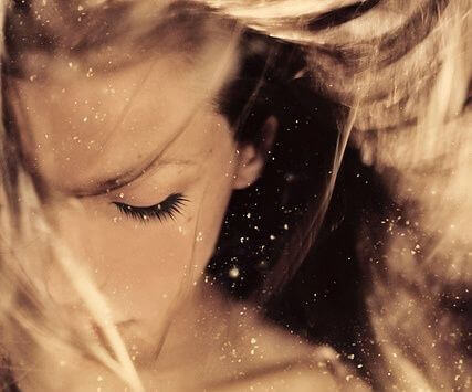 Frau mit geschlossenen Augen