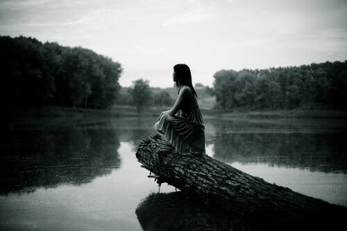 Frau schaut auf den Fluss