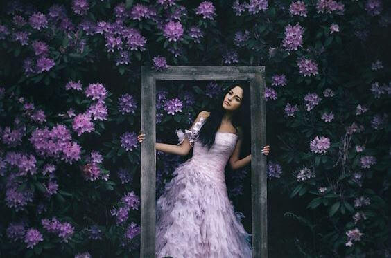 Frau schaut durch Rahmen