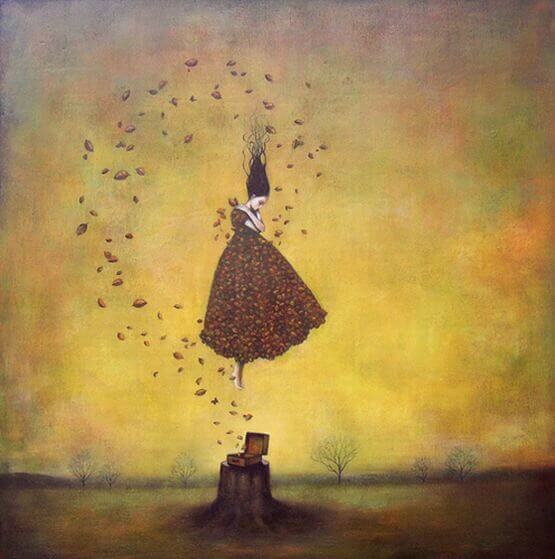 Frau umgeben von Blaettern