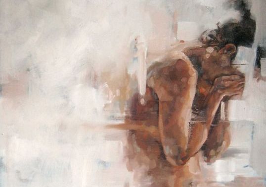 Frau verdeckt ihr Gesicht