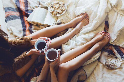 Freundinnen mit Kaffee im Bett