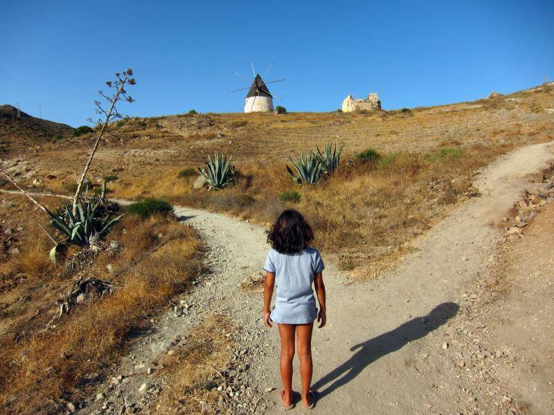 Kind vor Weggabelung