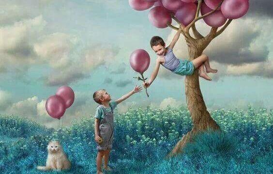 Kinder spielen am Baum