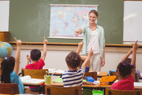 Lehrerin mit Kindern