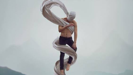 Mann mit verdeckten Augen