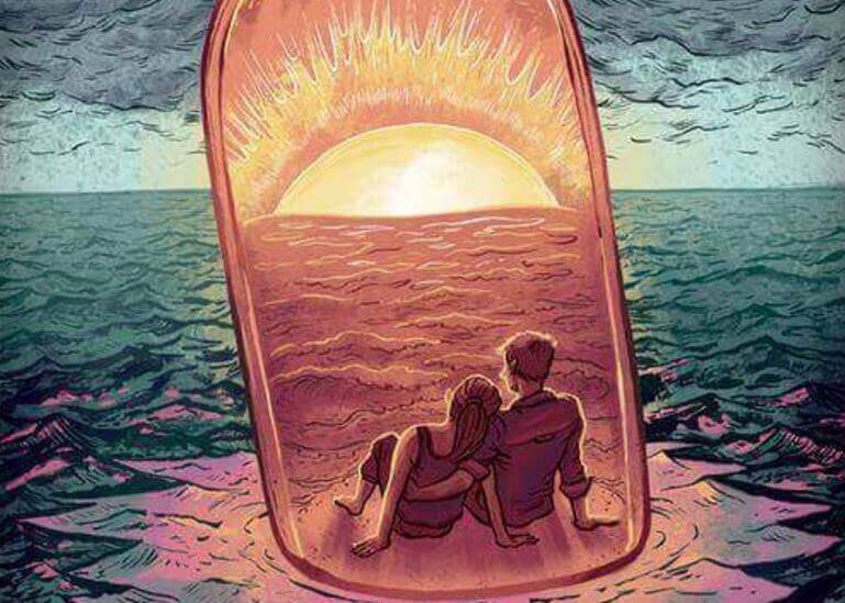 Paar in einer Flasche auf dem Meer