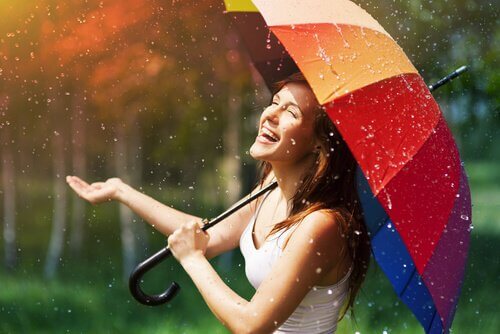 Frau mit buntem Regenschirm