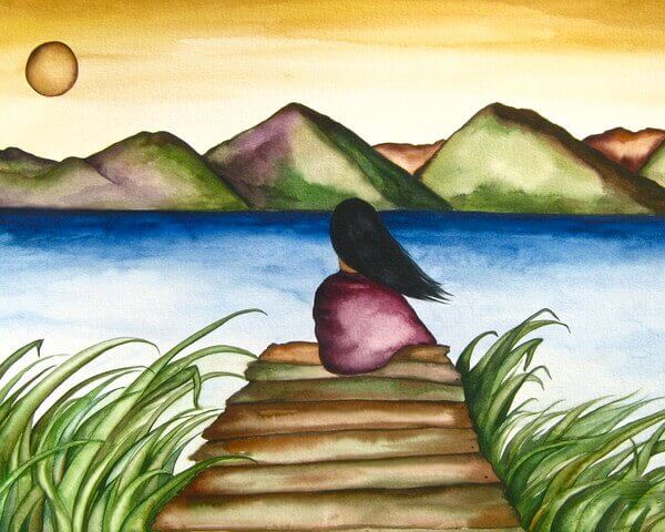 Frau auf Bootssteg lässt Blick über den See schweifen