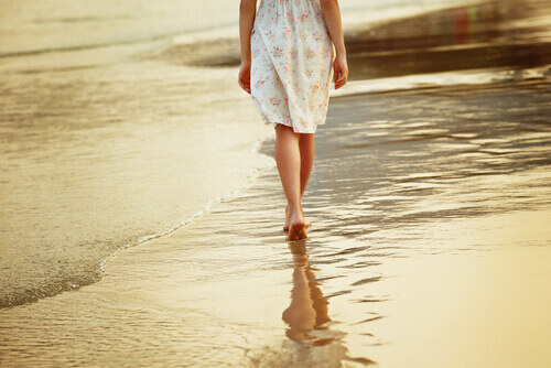 Frau geht am Meer spazieren