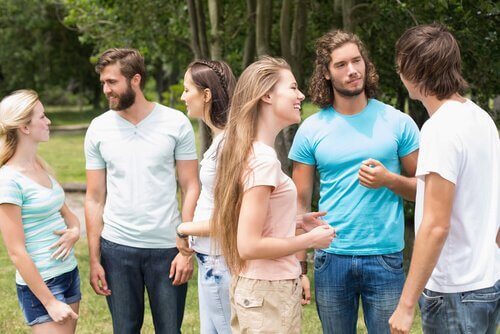 Freunde unterhalten sich und achten auf die Körpersprache der anderen