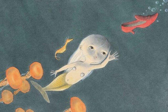 In fremde Schuhe schlüpfen? - Kleine Meerjungfrau greift nach einem Schuh, der ihr nicht passen wird.