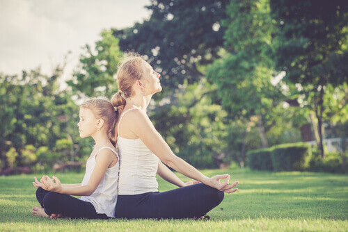 Mutter und Kind: Meditation, um traumatische Ereignisse zu überwinden
