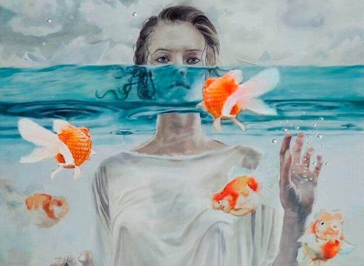 Frau im Wasser mit Goldfischen