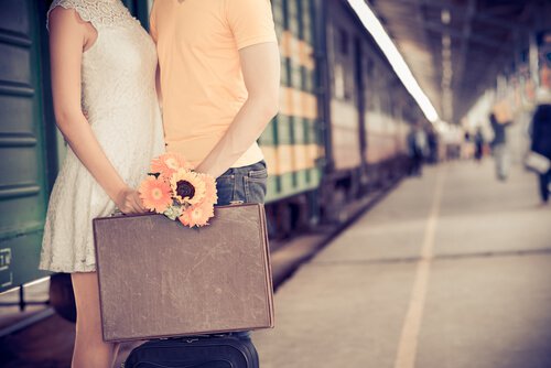 Paar auf dem Bahnhof