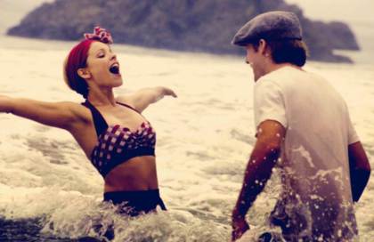 Paar hat Spaß im Meer