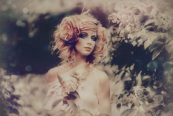 Frau im weißen Kleid scheint nicht glücklich zu sein