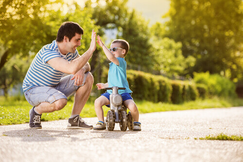 High Five vom Papa zum Sohn