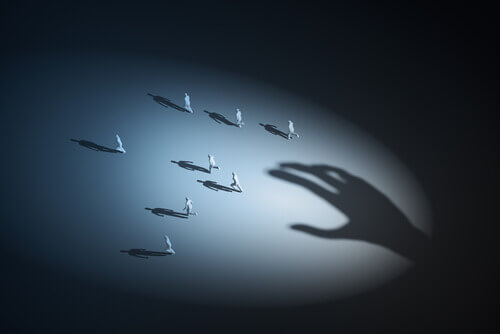 Schatten einer Hand versucht, zu beherrschen