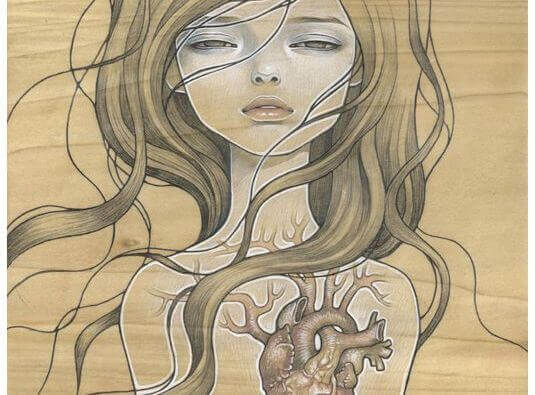 Körper einer Frau mit Herz und großen Gefäßen