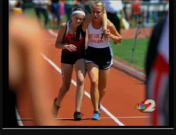 Athleten kommen gemeinsam ins Ziel