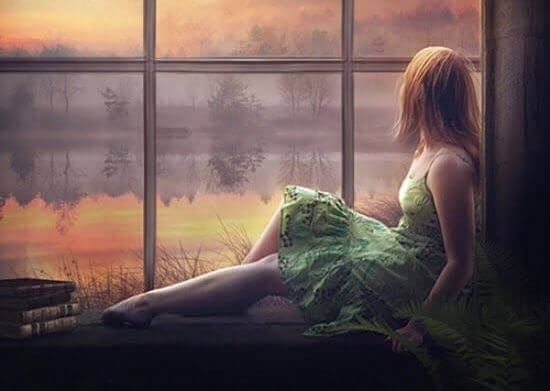 Frau-Fenster-Abendstimmung