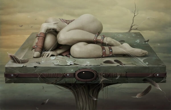 Frau gefesselt auf einem Tisch