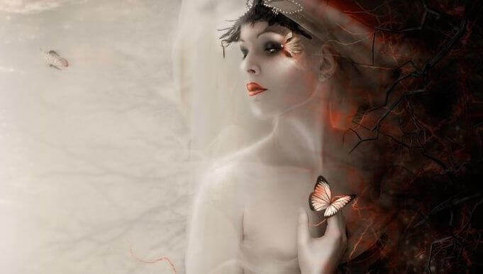 Frau mit Schmetterling auf der Hand