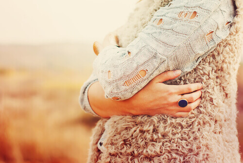 Frau-mit-beigefarbenem-Fellpullover