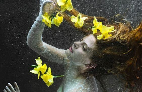 Frau mit gelben Blumen