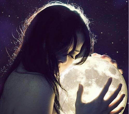 Frau umarmt den Mond