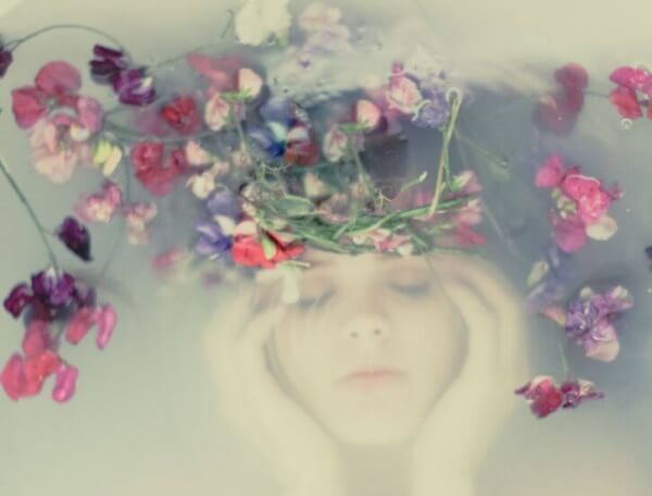 Frau-unterwasser-Blumen