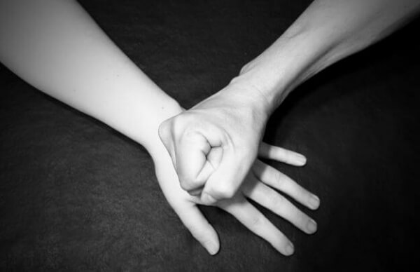 Faust auf ausgestreckter Hand