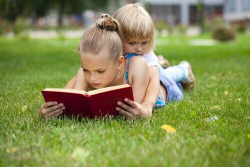 Kinder lesen ein Buch