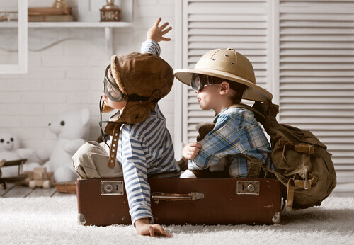 Kinder spielen in einem Koffer