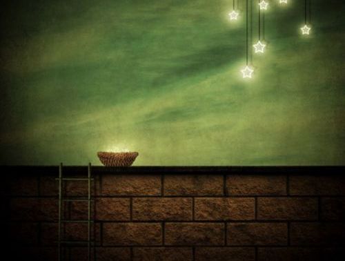 Mit leuchtenden Sternen gefüllter Korb