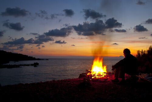 Lagerfeuer am Ufer