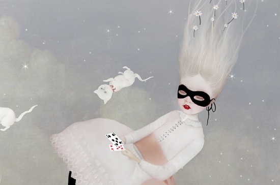 Mädchen mit Maske, Spielkarten und weißen Katzen