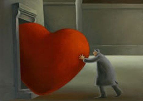 Mann schiebt Herz durch schmale Tür